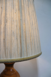 Grote houten vintage tafellamp met crèmekleurige kap. Retro lamp