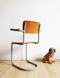 Stoere industriële schoolstoel met armleggers. Vintage  buisframe stoel