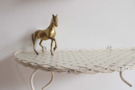 Romantisch wandtafeltje met spiegel. Vintage  kaptafeltje/ spiegeltje met planchet.
