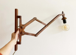 Vintage harmonica lampje voor aan de wand. Houten retro design lamp.