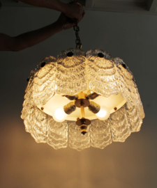 Zware messing hanglamp met frosted iced glas. Vintage plafondlamp