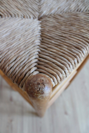 Houten vintage kruk met biezen zitting. Boho retro barkruk
