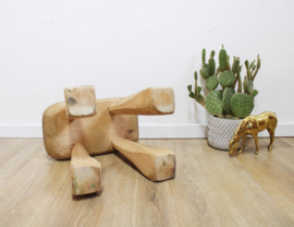 Laag houten krukje in Brutalist stijl. Massieve retro kruk / stool