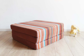 Vintage logeermatras. Opvouwbaar retro matras / speelkussen