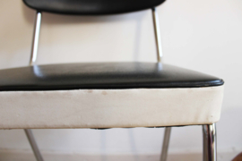 Set vintage diner stoelen met zwart skai leer. Retro stoeltjes