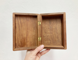 Houten vintage sieradenkistje. Handgesneden kamfer kistje.