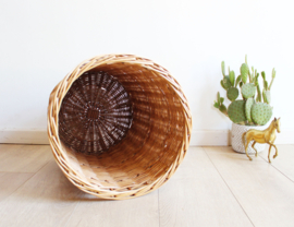Vintage rotan mand van rotan. Retro rieten wasmand