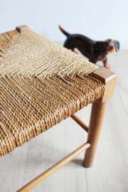 Houten vintage krukje met gevlochten zitting. Retro / boho bankje