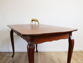 Vintage eettafel met uitschuifbaar blad. Sierlijke houten retro tafel.