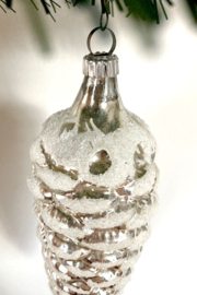 Grote glazen vintage kerstbal - dennenappel. Ziilveren kerstornament
