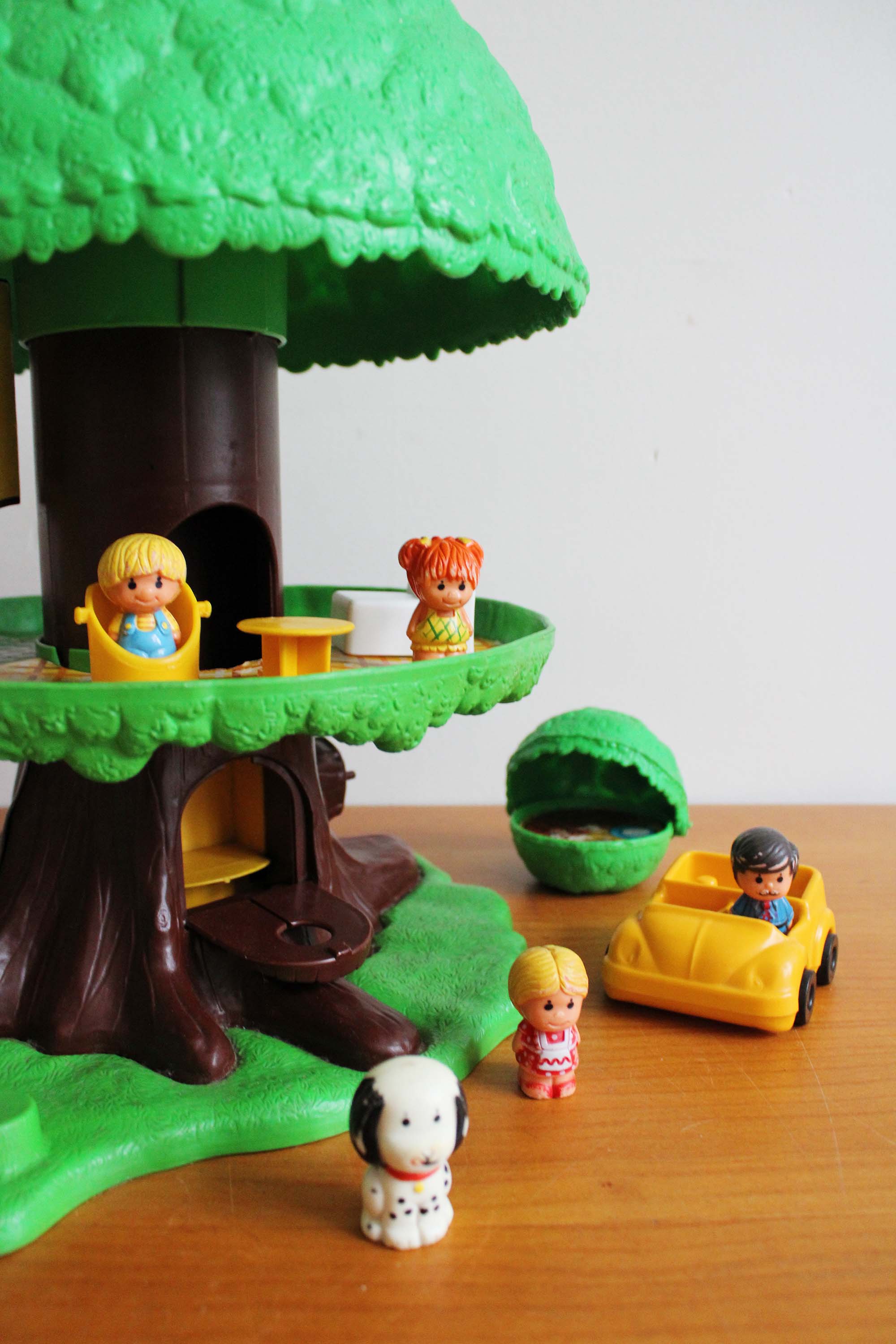 Vintage speelboom met Tree Tots family, incompleet. Retro TreeHouse met poppetjes
