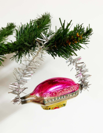 Kleurrijke vintage kerstbal - zeppelin.  Antieke kerstversiering - luchtschip