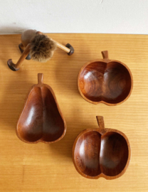 Set teak houten schaaltjes, 2 appels en een peer. Drie vintage fruit bakjes