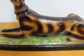 Groot gipsen beeld van een windhond. Vintage honden beeld - Art Deco stijl