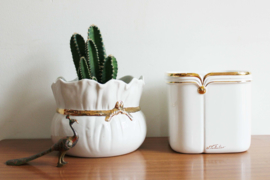 Set witte vintage bloempotten met gouden rand. 2 aardewerk retro potten