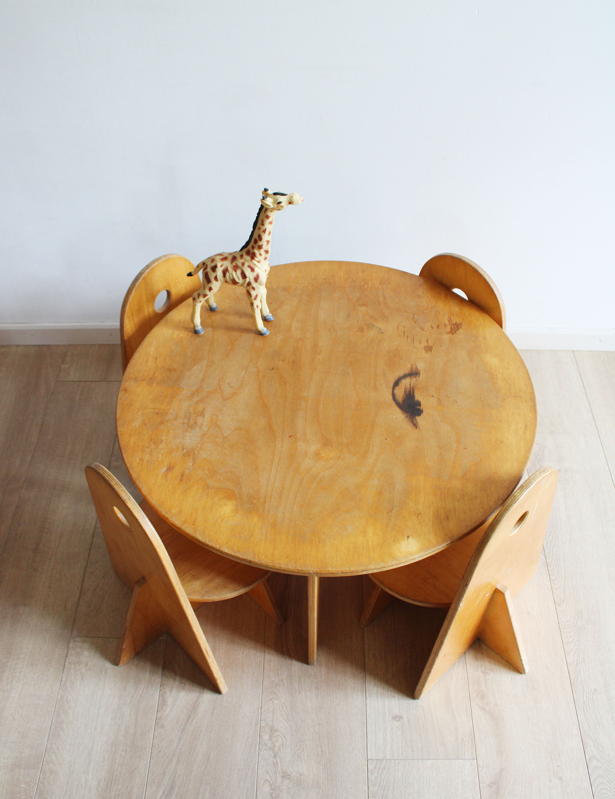 Houten vintage kindertafel met 4 stoeltjes. Retro schoolstoeltjes, Apollo stijl