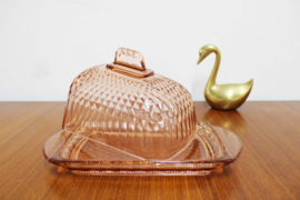 Vintage botervloot van roze glas. Art Deco stijl kaasstolp
