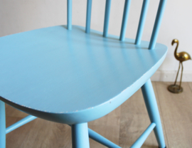 Blauwe vintage spijlenstoel. Houten retro stoel met Scandinavisch tintje