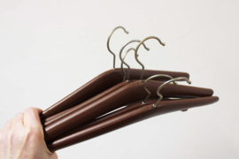 6 bruine vintage kledinghangers.  Set retro kleerhangers, skai