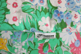 Set vrolijke vintage tuinstoelkussens. Twee grote gebloemde retro kussens.