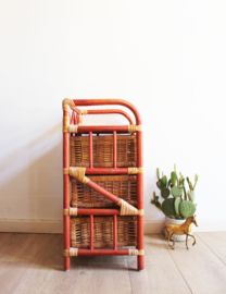 Rotan vintage kastje met rode details en 3 lades. Boho nachtkastje / retro ladekast