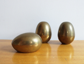 Set van 3 grote goudkleurige eieren. Vintage beeldjes, messing?