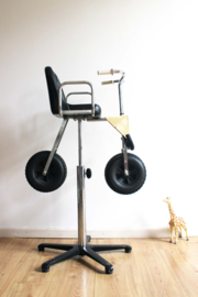 Coole vintage kapperstoel in motor vorm. Hoge retro kinderstoel
