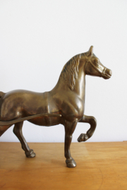 Groot goudkleurig beeld - paard met koets. Vintage messing / koper(?) sculptuur