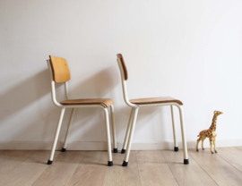 Set stoere vintage schoolstoeltjes.  2 industriële retro stoeltjes, zithoogte 41 cm.