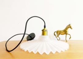 Wit vintage hanglampje van geribbeld glas. Glazen retro lampje