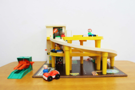 Vintage Fisher-Price garage met auto's en poppetjes. Retro speelgoed 930 - compleet