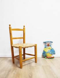 Vintage kinderstoeltje met biezen zitting. Houten boho stoeltje