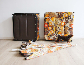 Set vintage stretchers met bloemen. Retro veldbed / opklapbed / logeerbed