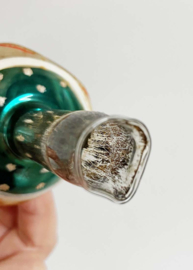 Gekleurde glazen vintage piek met reflecor deuken.  Retro kerstversiering