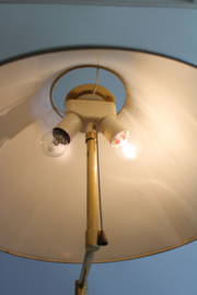 Goudkleurig vloerlamp met beige kap. Vintage lamp in Hollywood Regency stijl