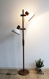 Houten vintage vloerlamp met witte kappen. Retro design lamp - Steinhauer