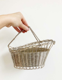 Zilverkleurige fleshouder. Vintage wijn mandje, zilver filigraan?
