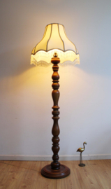 Houten vintage schemerlamp met kap. Retro vloerlamp a la oma.