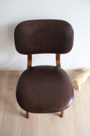 Houten vintage stoel met bruin skai leer. Mid Century eetkamerstoel
