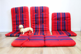 Set van 4 vintage tuinstoelkussens. Vier rood / blauw gestreepte retro kussens.