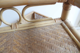 Rotan vintage kastje met 4 lades. Hoog Boho nachtkastje / ladekast