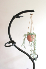 Vintage rotan plantenstandaard. Retro bamboe 'slang' voor plantjes.