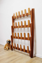 Houten vintage schoenenrek. Retro wandrek / kapstok