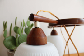 Houten vintage hanglamp met 3 glazen kelken. Mid Century retro design lamp.