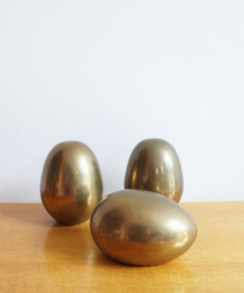 Set van 3 grote goudkleurige eieren. Vintage beeldjes, messing?