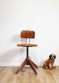 Vintage atelier / werkplaats stoel. Industriële retro tekenstoel.