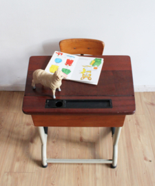 Houten vintage bureau met schoolstoel. Retro lessenaar met opklap blad.