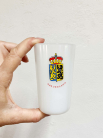 Set van 13 vintage glazen met Nederlandse provincies. Retro bekers van melkglas.