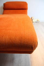 Oranje vintage lounge fauteuil. Retro design daybed / chaise longue