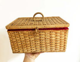 Rieten vintage mandje met geruiten stof. Boho rotan mand / naaikist